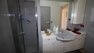 Apartment, 3 Bedrooms | Bathroom | Deep soaking tub, rainfall showerhead, bidet, towels