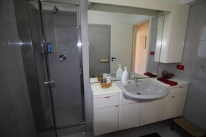 Huoneisto, 3 makuuhuonetta | Kylpyhuone | Syvä kylpyamme, sadesuihkupää, bidee, pyyhkeet