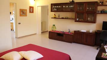 Appartement, 3 chambres | Salle de séjour | Télévision à écran plat