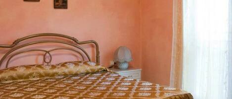 Double or Twin Room | Soundproofing, free cribs/infant beds, free WiFi, bed sheets