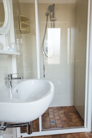 Camera doppia | Bagno | Doccia, bidet, asciugamani