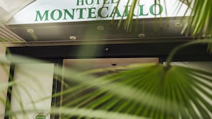 Placa de hotel com o nome 'HOTEL MONTECAFARO' e um símbolo de classificação por estrelas.