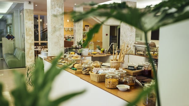 Disposição de buffet com diversos alimentos e acompanhamentos.