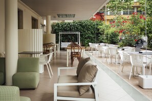 Outdoor dining - Hotel Montecarlo (Rimini)