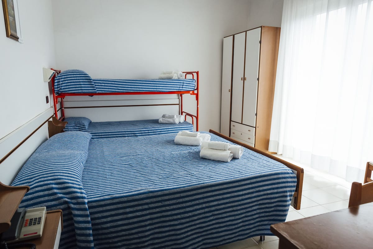 Escritorio, wifi gratis y ropa de cama