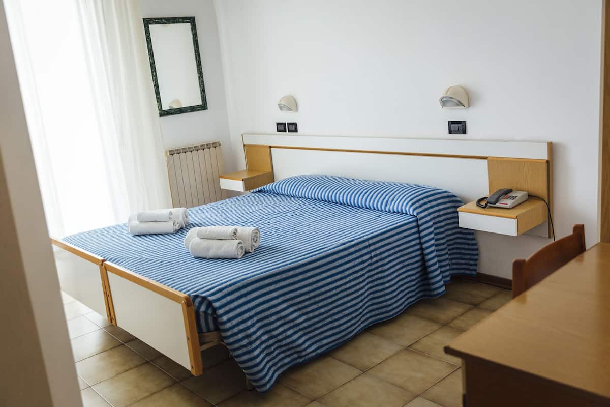 Habitación doble económica | Escritorio, wifi gratis y ropa de cama