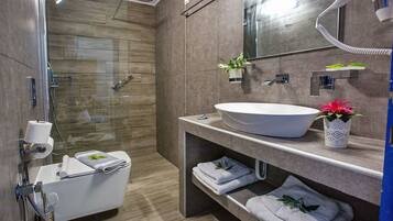 Apartment (4 Adults) | Bathroom | Shower, rainfall showerhead, hair dryer, towels