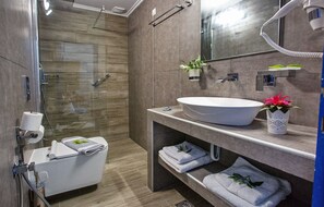 Appartement (4 Adults) | Badkamer | Een douche, een regendouche, een haardroger, handdoeken