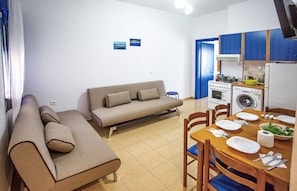 Apartamento (4 Adults) | Caja fuerte, sistema de insonorización, tabla de planchar con plancha