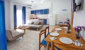 Apartamento (4 Adults) | Caja fuerte, sistema de insonorización, tabla de planchar con plancha