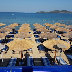 Am Strand, Liegestühle, Sonnenschirme, Strandtücher