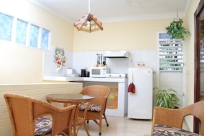 Desayuno con opciones de la cocina local diario (EUR 6.00 por persona)