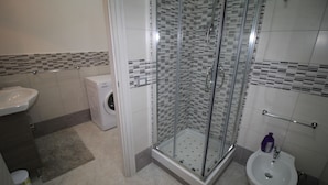 Apartment, Pool View, Ground Floor | Bathroom shower - Mare e Monti B (Formia)