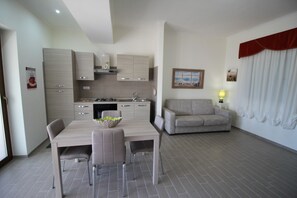 Apartment, Poolblick, Erdgeschoss | Eigene Kochnische | Kühlschrank, Ofen, Herdplatte, Kochgeschirr/Geschirr/Besteck