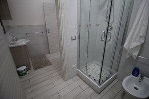 Apartment, Pool View, Ground Floor | Bathroom shower - Mare e Monti C (Formia)