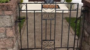 A gated entrance with a sign that reads "PLEASE SHUT THE GATE". - Millview Bed & Breakfast (Ullapool)