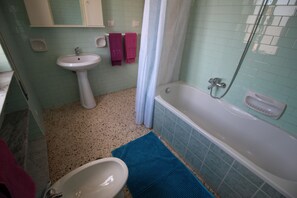 Apartment, 2 Bedrooms | Bathroom | Deep-soaking bathtub, rainfall showerhead, bidet, towels - Casa di Annita (Minturno)