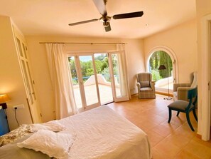 5 Schlafzimmer, Schreibtisch, Bügeleisen/Bügelbrett, WLAN