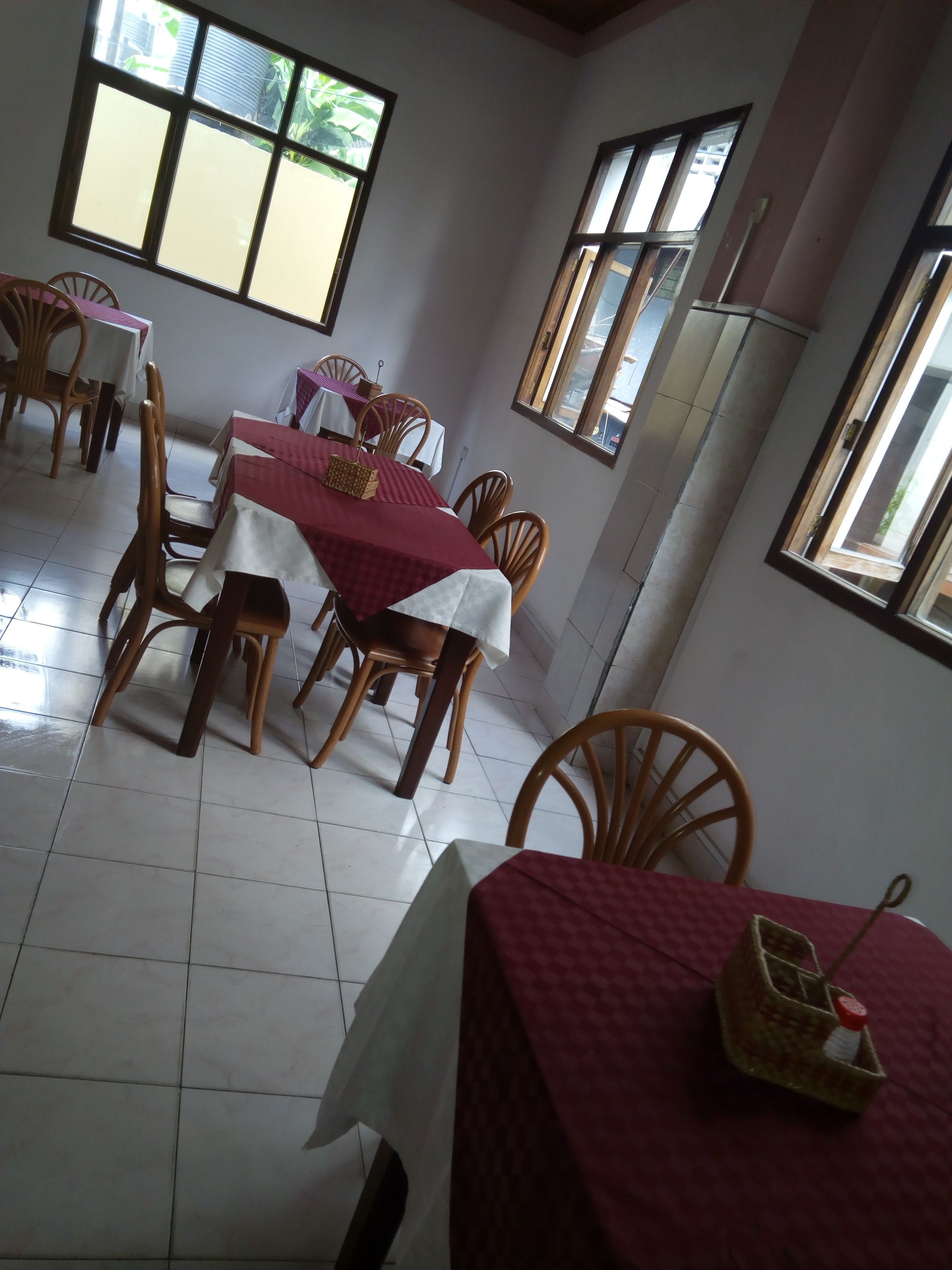 Breakfast, lunch, dinner served; international cuisine 