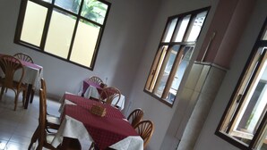Phục vụ bữa sáng, bữa trưa và bữa tối 