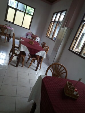 供應早餐、午餐和晚餐,國際料理