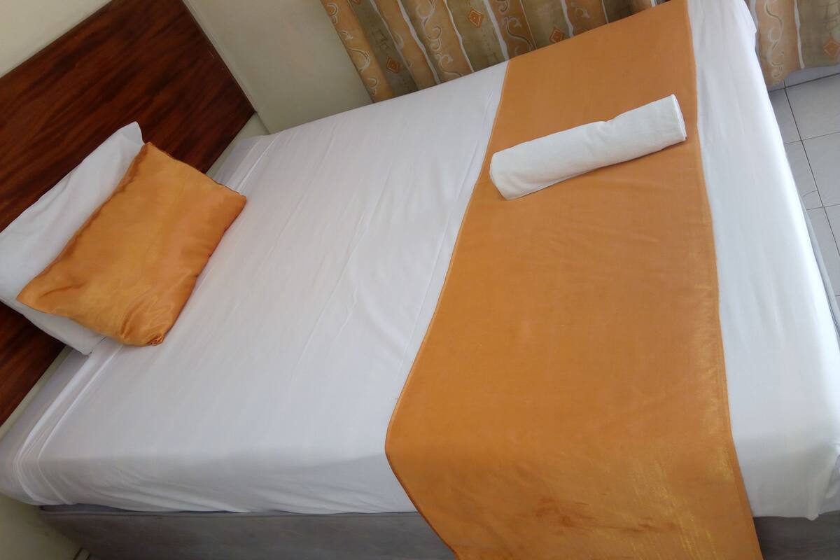 Habitación doble estándar | Escritorio, tabla de planchar con plancha, wifi gratis y ropa de cama 