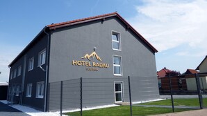 A two-story building with a sign reading "HOTEL RADAU FUN PARK". - Hotel Radau (Bad Harzburg)