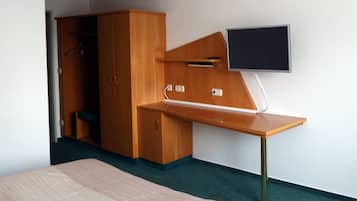 Schreibtisch, schallisolierte Zimmer, Bügeleisen/Bügelbrett