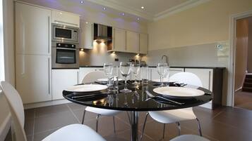 Apartment, 1 Bedroom | In-room dining