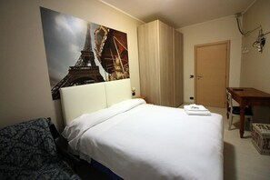 Quarto casal standard | Berços (sobretaxa), Wi-Fi de cortesia, roupa de cama