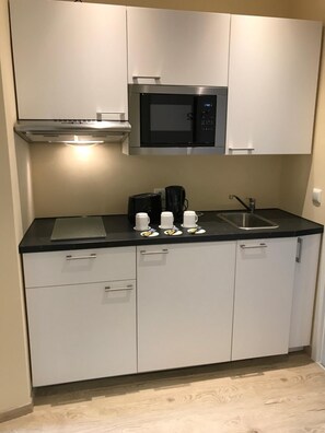 Fridge, microwave, coffee/tea maker, electric kettle - Hotel Select Suites & Aparts (Moenchengladbach)