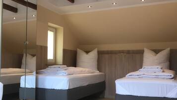 Ropa de cama de alta calidad, escritorio y sistema de insonorización