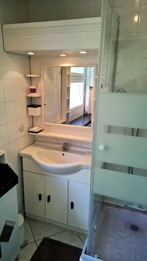 Apartment | Badezimmer | Dusche, kostenlose Toilettenartikel, Haartrockner, Handtücher