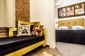 Free WiFi, bed sheets - Augustos Hotel (Thessaloniki)