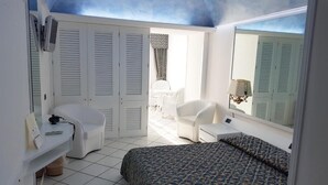 Quadruple Room | Minibar, desk, cribs (free), WiFi (free) - Hotel Panoramico (Castro)