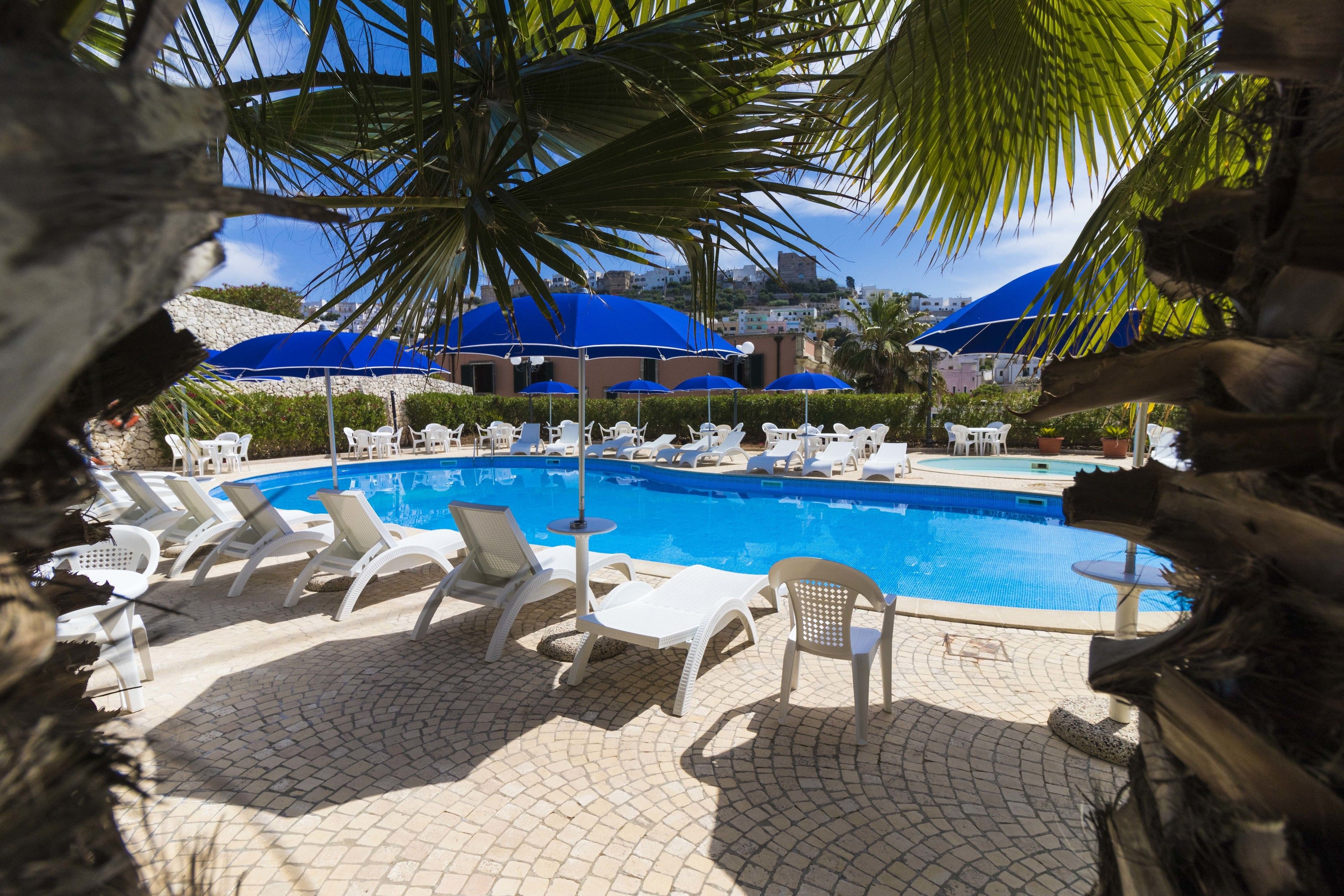 seasonal outdoor pool, open 10 am to 7 pm, pool loungers