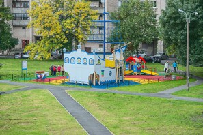 Children’s play area – outdoor - FlatHome24 on Tovarishcheskiy 26 (St. Petersburg)