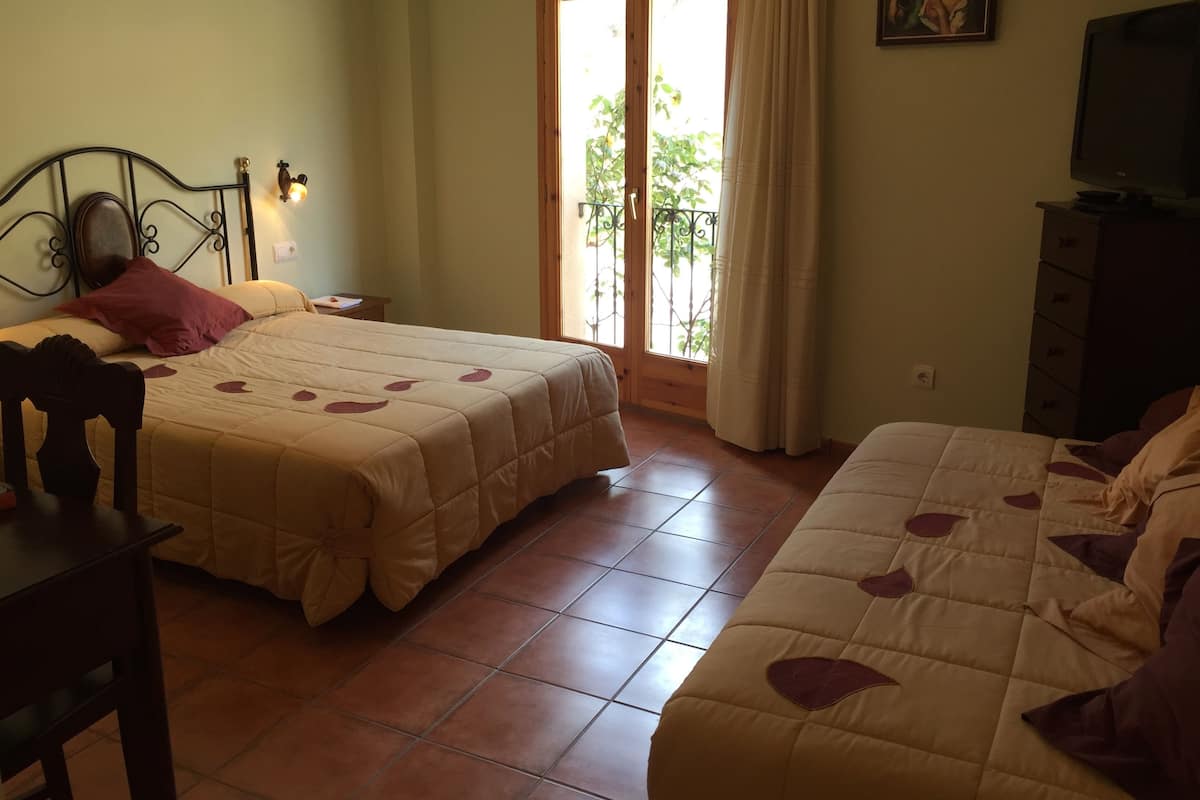 Family Triple Room (Two adults and one child) | Desk, soundproofing, free WiFi, bed sheets