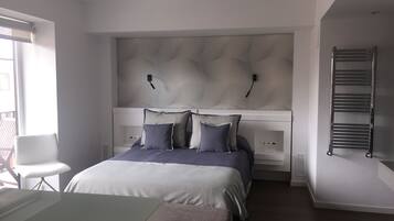 ラグジュアリー スイート ジェットバス | デスク、防音設備、WiFi (無料)、ベッドシーツ