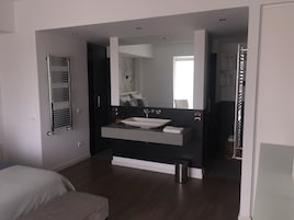Suite de lujo, bañera de hidromasaje | Lavabo del cuarto de baño