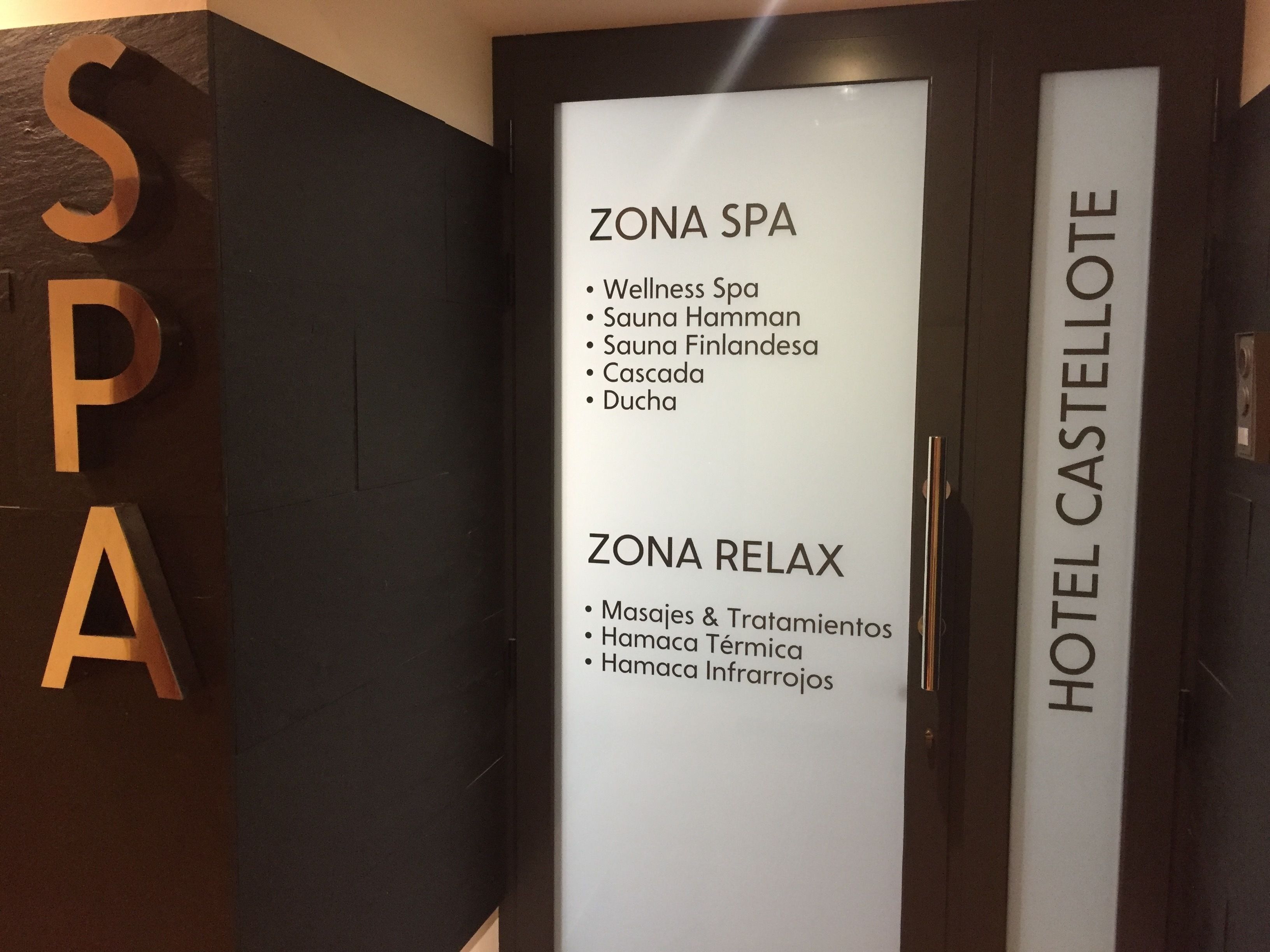 Señal para el área de spa del hotel, que ofrece servicios de bienestar, hammam de sonido, sauna y jacuzzi.