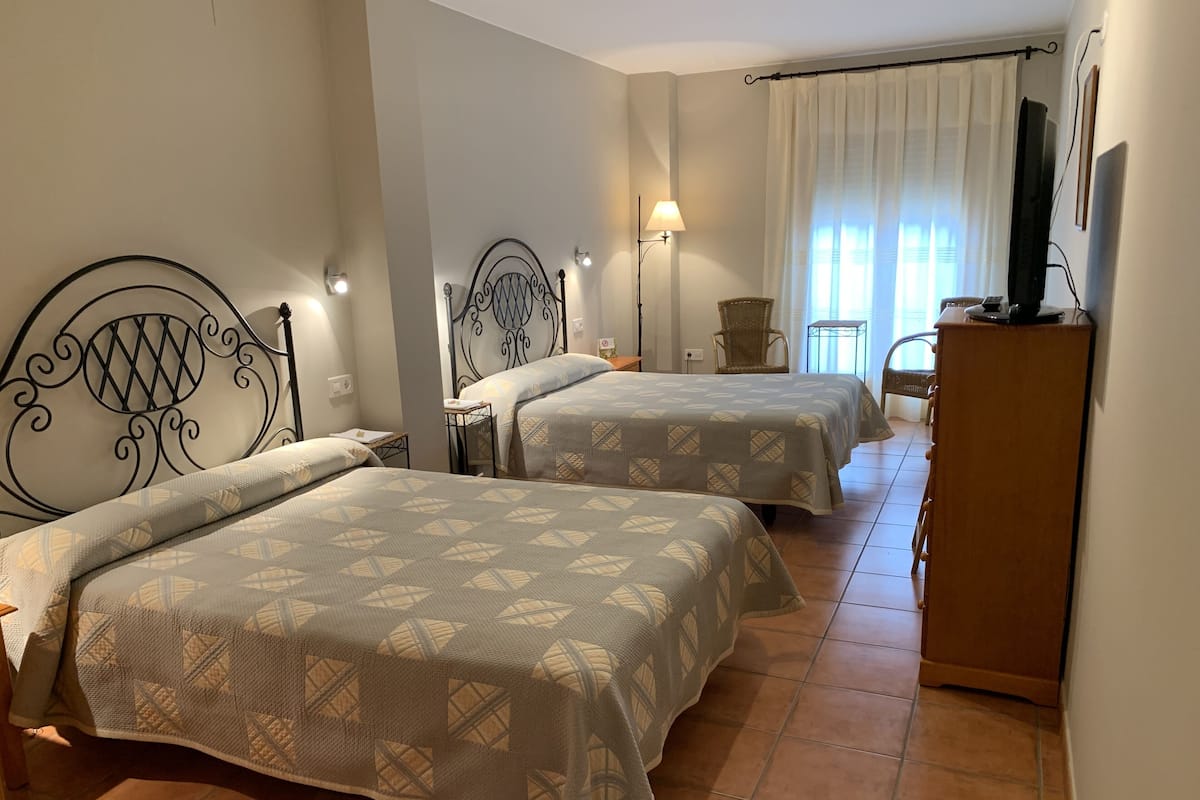 Family Room | Desk, soundproofing, free WiFi, bed sheets