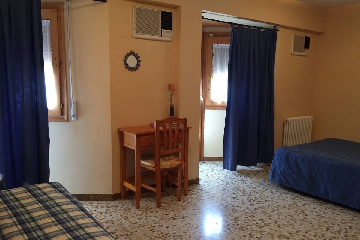 Triple Room, Accessible | Desk, soundproofing, free WiFi, bed sheets