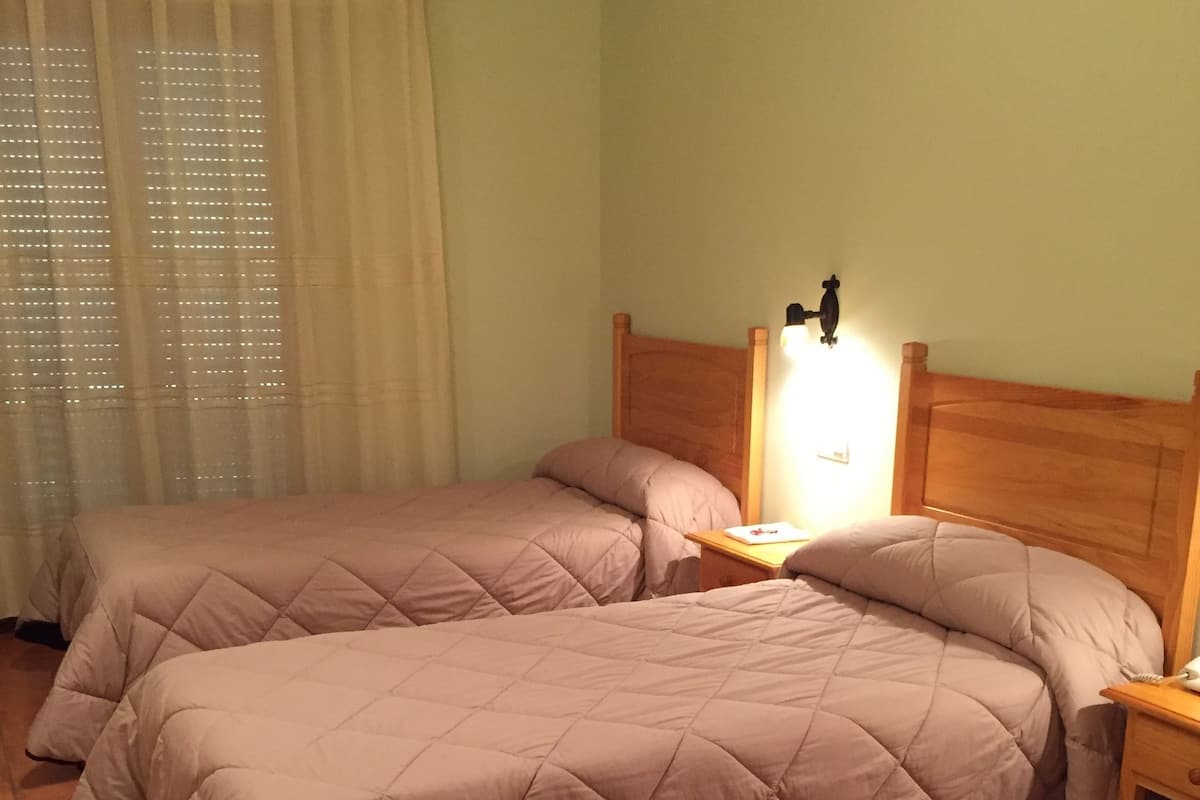Triple Room | Desk, soundproofing, free WiFi, bed sheets