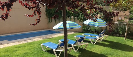 Una piscina al aire libre de temporada