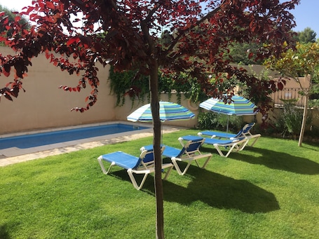 Una piscina al aire libre de temporada