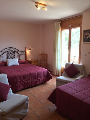 Quarto triplo superior | Escrivaninha, quartos à prova de som, Wi-Fi de cortesia, roupa de cama