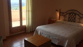 Superior tweepersoonskamer, 1 queensize bed, terras | Een bureau, geluiddichte muren, gratis wifi, beddengoed