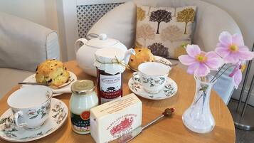 Deluxe Studio Suite, 1 King Bed, Jetted Tub, Garden Area | Interior detail