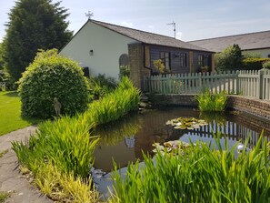 Traditionell stuga - 2 sovrum - utsikt mot trädgården - bottenvåning | Utsikt mot trädgården